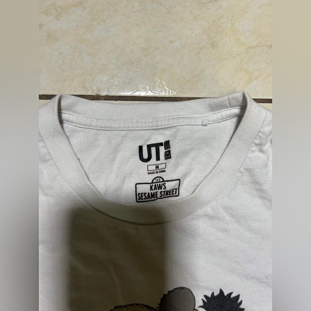 Kaws x Uniqlo Sesame Street Elmo Bert Ernie Tee Shirt Men’s Size M - Picture 6 of 9
